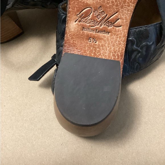 Patricia Nash black tooled Italian Leather block heels sandals size 6.5 - Picture 5 of 6